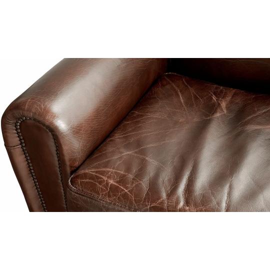 popraskana kozena kreslo hneda kravska koza chesterfield kreslo vintage anglicky vidiecky calunene zariadenie miestnosti na cigary.jpg